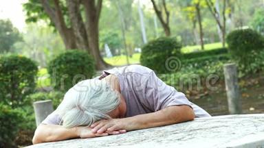 患病的亚洲老妇晕倒在桌旁不省人事，面朝下摔倒，年老的女病人因心脏衰竭停止呼吸